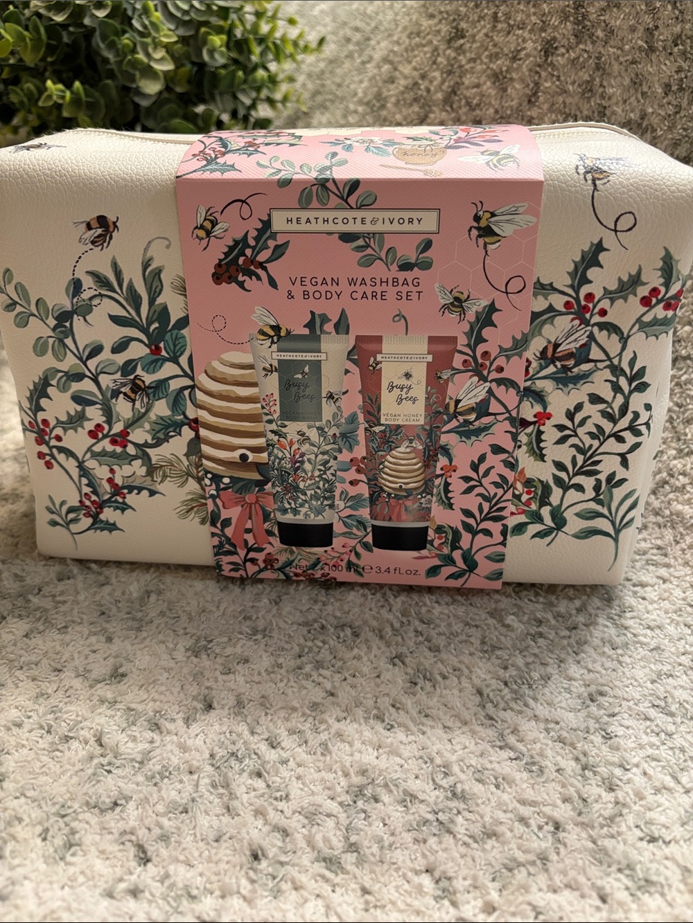 Heathcote Ivory Holiday Busy Bees Vegan Washbag & Body Care Set NWT 2x3.4oz